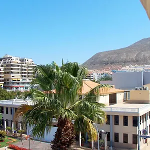 https://central-beach-studio-in-los-cristianos.tenerifehoteles.net
